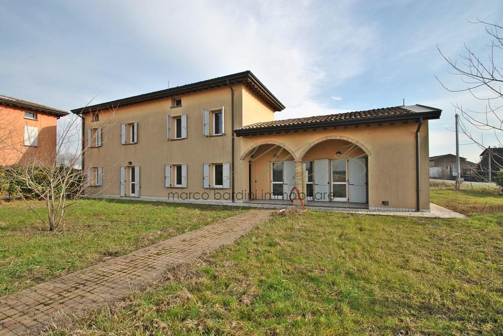  Vendita Villa indipendente con ampio giardino - Parma