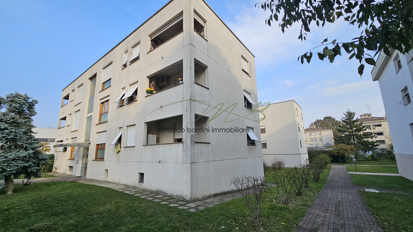 Ultimo piano-due camere e garage-zona tranquilla-Collecchio